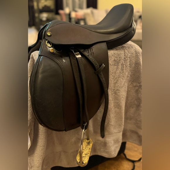 Slightly used children’s Camelot 15 inch saddle - Picture 3 of 3